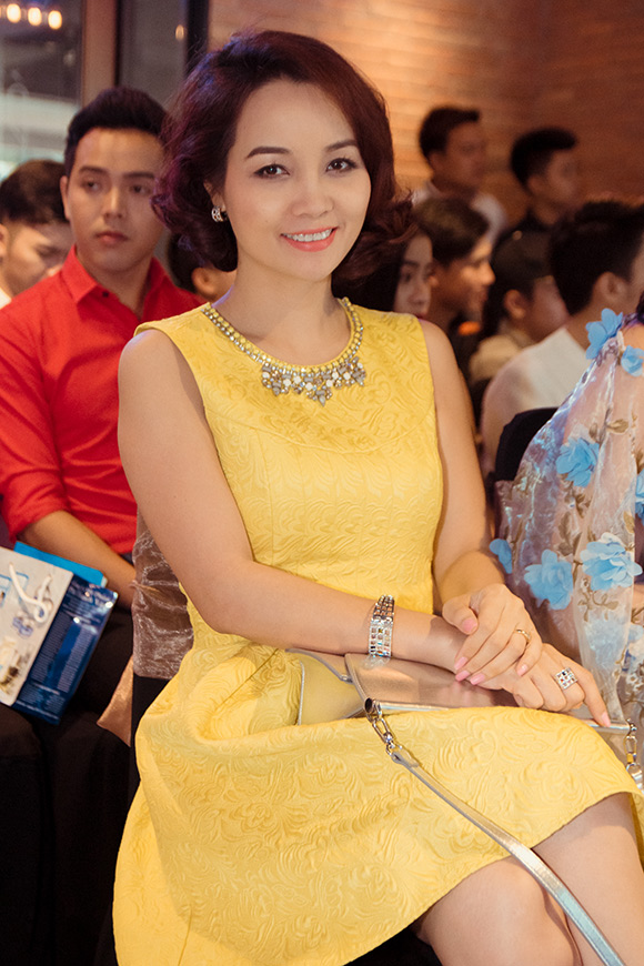 Ưng Hoàng Phúc, bà xã Kim Cương mang bầu, Ưng Hoàng Phúc tình tứ bên gái lạ