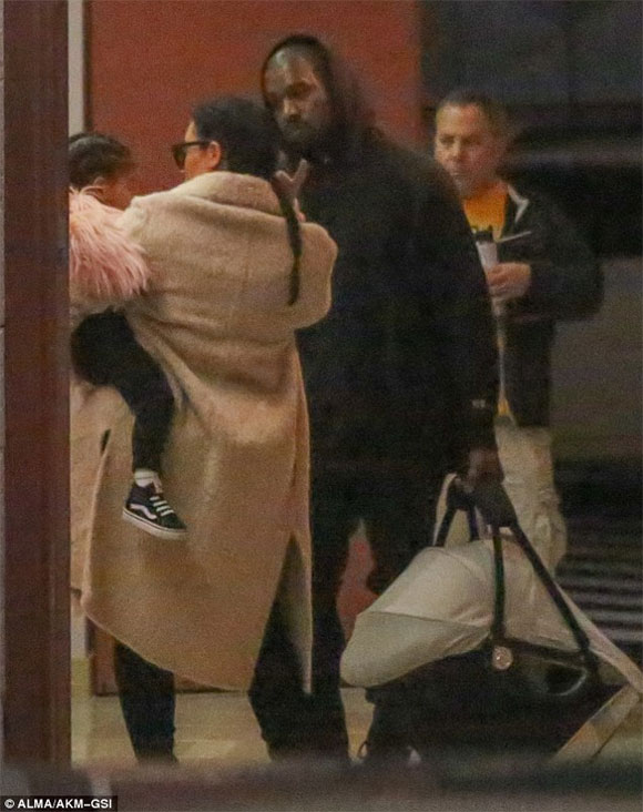 Kim Kardashian,Kim Kardashian lần đầu xuất hiện sau sinh,Kim Kardashian sinh con trai,sao hollywood