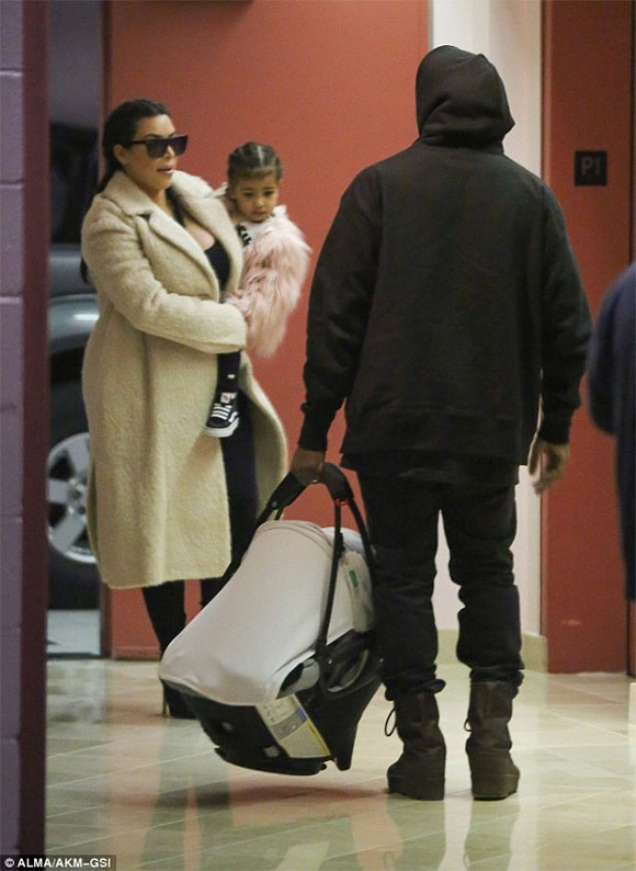 Kim Kardashian,Kim Kardashian lần đầu xuất hiện sau sinh,Kim Kardashian sinh con trai,sao hollywood