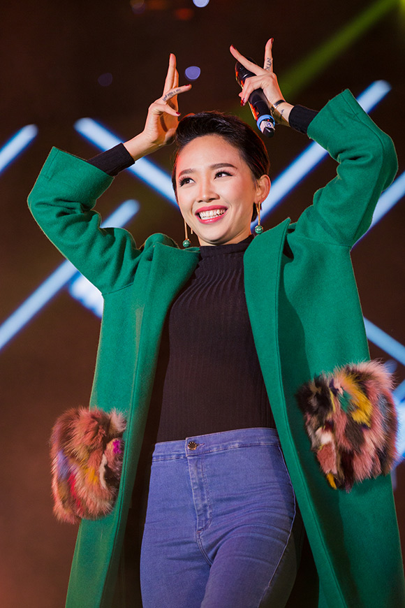 Sơn Tùng M-TP, Sơn Tùng M-TP cởi phăng áo khoác, lực lượng bảo vệ mệt nhoài bảo vệ Sơn Tùng M-TP