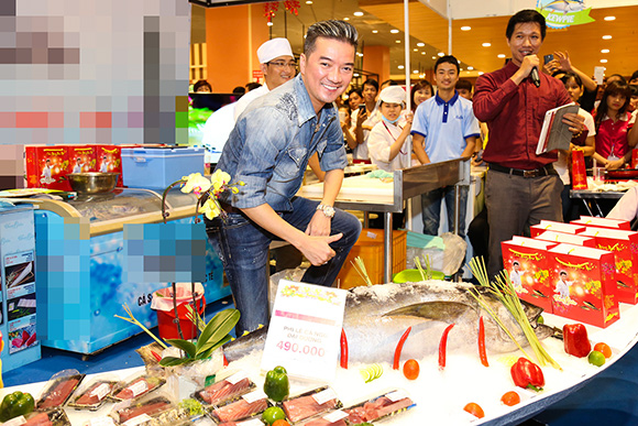 Đàm Vĩnh Hưng, Ông hoàng nhạc Việt, khán giả xếp hàng dài để đợi Đàm Vĩnh Hưng kí tặng 