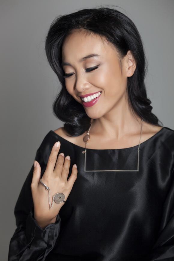 Ca sĩ đoan trang,đoan trang cá tính với phụ kiện,đoan trang ấn tượng