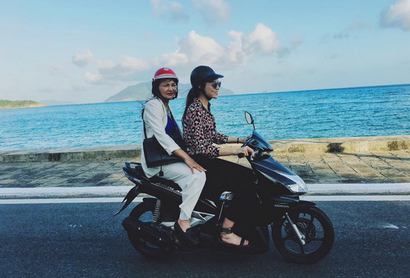 Hoa hậu kỳ duyên,hoa hậu việt nam 2014,kỳ duyên chở mẹ bằng xe máy gây sốt