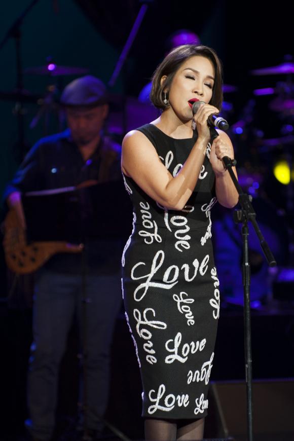 Mỹ Linh, ca sĩ Mỹ Linh, Mỹ Linh với trang phục họa tiết trái tim trong live in concert “Để mãi được gần anh” 