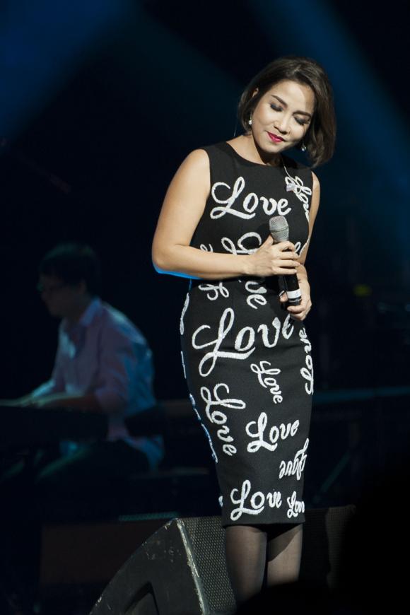 Mỹ Linh, ca sĩ Mỹ Linh, Mỹ Linh với trang phục họa tiết trái tim trong live in concert “Để mãi được gần anh” 