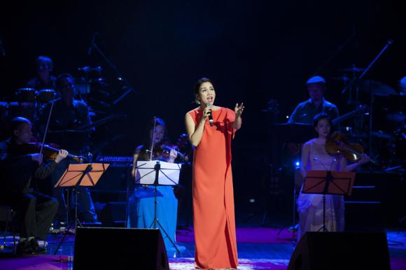 Mỹ Linh, ca sĩ Mỹ Linh, Mỹ Linh với trang phục họa tiết trái tim trong live in concert “Để mãi được gần anh” 