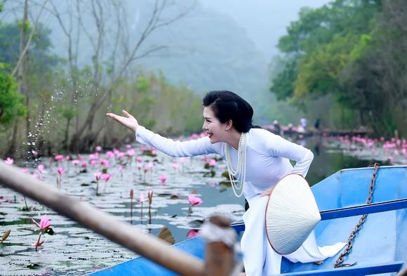 Người đẹp nhã uyên,mc nhã uyên,nhã uyên rẻ hướng làm mc