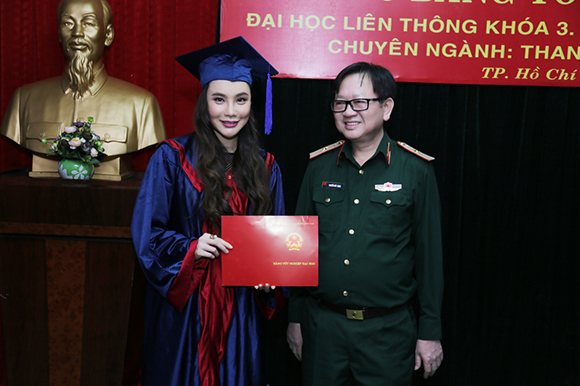 Hồ Quỳnh Hương, Hồ Quỳnh Huong tốt nghiệp xuất sắc, Hồ Quỳnh Hương làm giảng viên Đại học