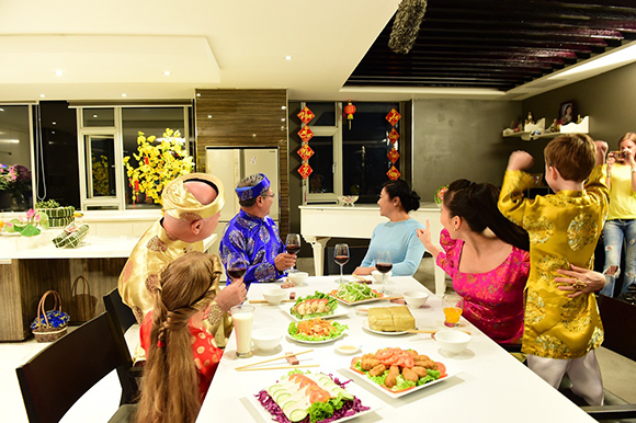 Thu Minh, Nữ hoàng nhạc dance, chồng Tây diện áo dài đón Tết cùng Thu Minh