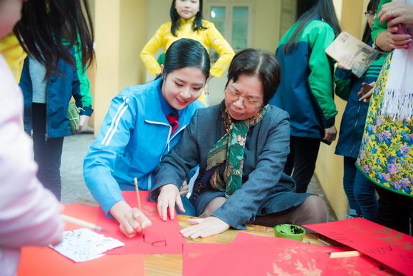 Hoa hậu ngọc hân,hoa hậu việt nam 2010,ngọc hân gói bánh chưng