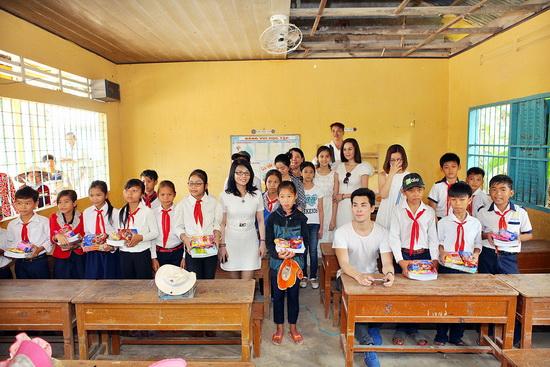 Á hậu Tố Uyên, Á hậu Tố Uyên làm từ thiện, Sao Việt