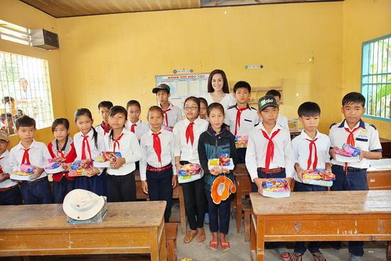 Á hậu Tố Uyên, Á hậu Tố Uyên làm từ thiện, Sao Việt