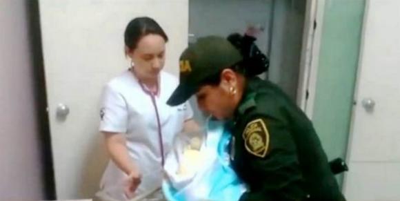 nữ cảnh sát cho em bé bị bỏ rơi bú, em bé bị bỏ rơi, em bé sơ sinh,