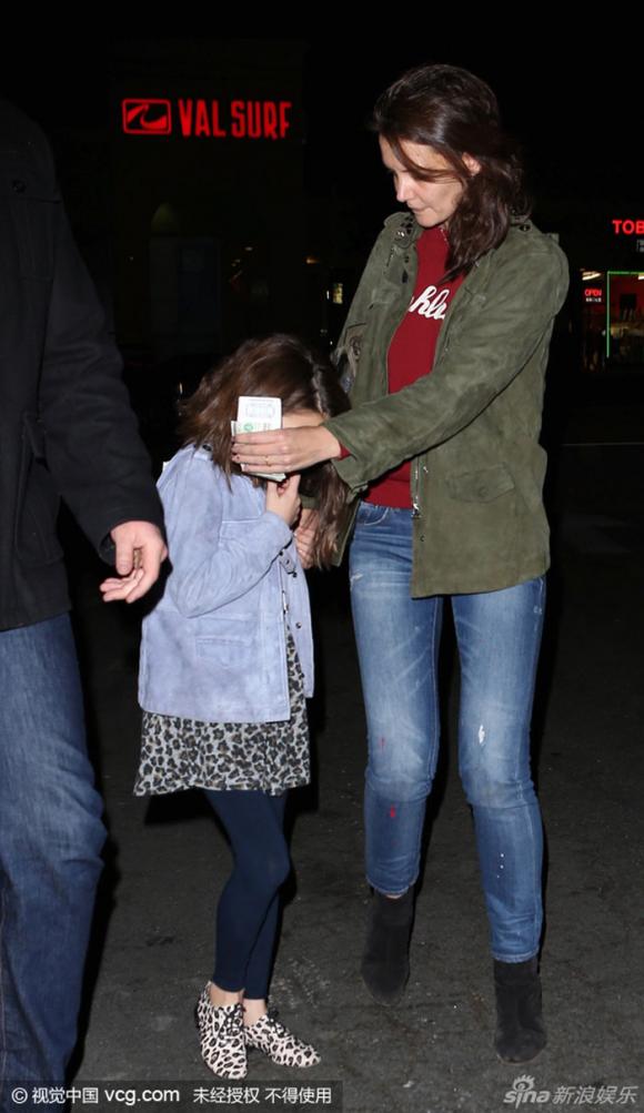 Suri,Suri khốn khổ né tránh paparazzi,Suri đi ăn cùng bạn trai của mẹ