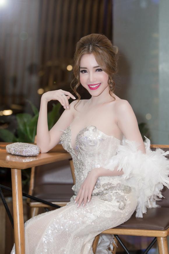 Elly Trần, selly trần với áo lông vũ, Tham gia lễ trao giải 