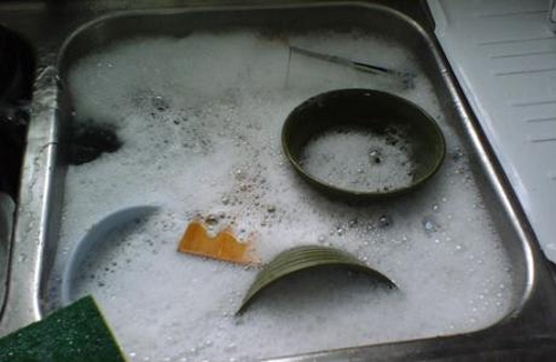 Rửa bát,  xà phòng, ngâm bát đũa trong xà phòng, chất độc hại trong dung dịch tẩy rửa, lượng hóa chất còn sót lại trên bề mặt chén đĩa 