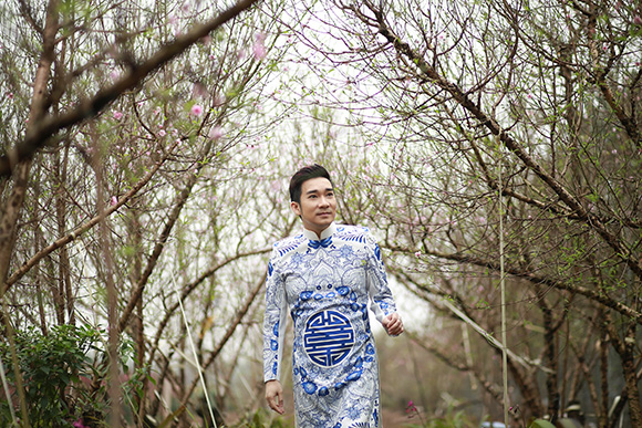 Quang Hà, Quang Hà mặc áo dài, Quang Hà chụp ảnh giữa vườn đào giá rét