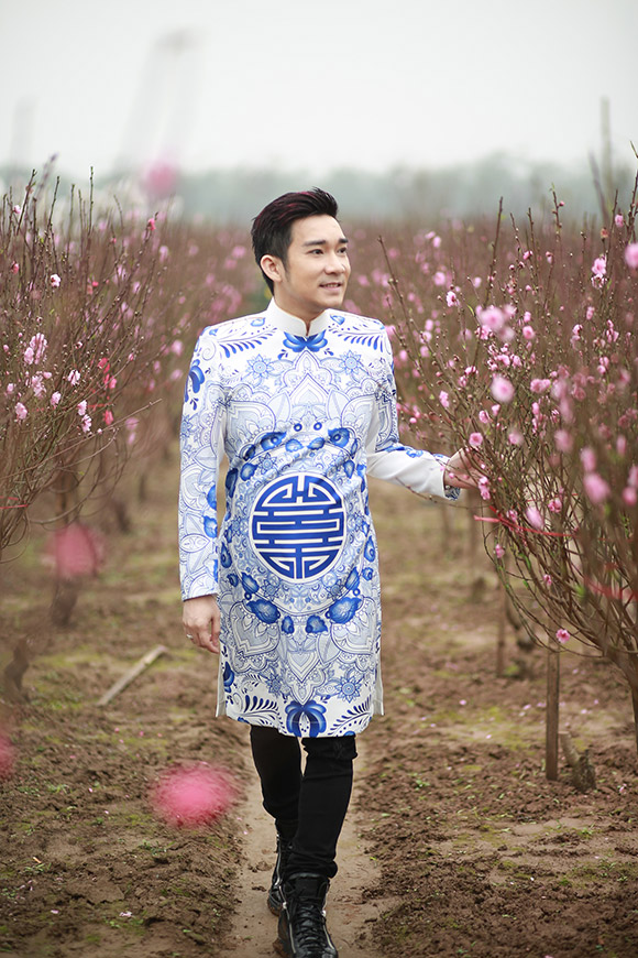 Quang Hà, Quang Hà mặc áo dài, Quang Hà chụp ảnh giữa vườn đào giá rét