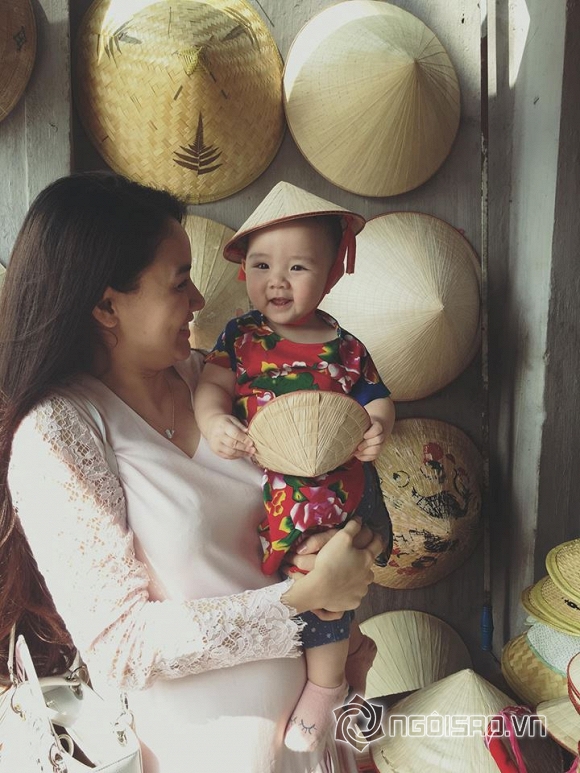 Con gái Trang Nhung, Con gái Trang Nhung mặc áo dài, vợ chồng Trang Nhung