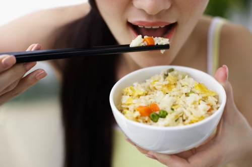 Ăn cơm, Sai lầm khi ăn cơm, Thói quen có hại cho sức khỏe