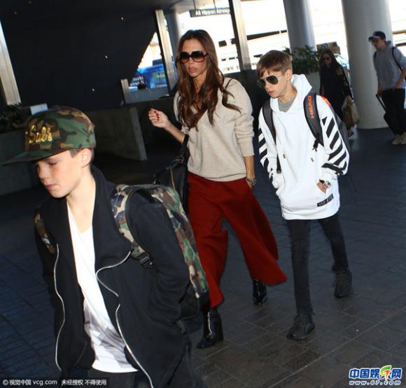 Harper,Harper đeo kính đen cực ngầu,Harper xuất hiện cùng gia đình ở sân bay