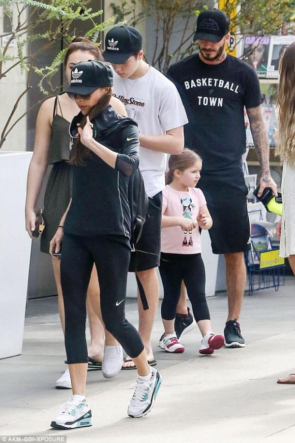 Harper,Harper đeo kính đen cực ngầu,Harper xuất hiện cùng gia đình ở sân bay