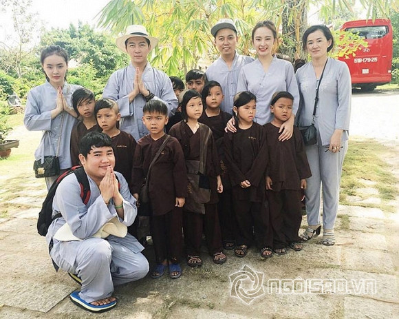 Angela Phương Trinh,Angela Phương Trinh kín đáo,Angela Phương Trinh đi lễ chùa