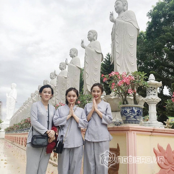Angela Phương Trinh,Angela Phương Trinh kín đáo,Angela Phương Trinh đi lễ chùa