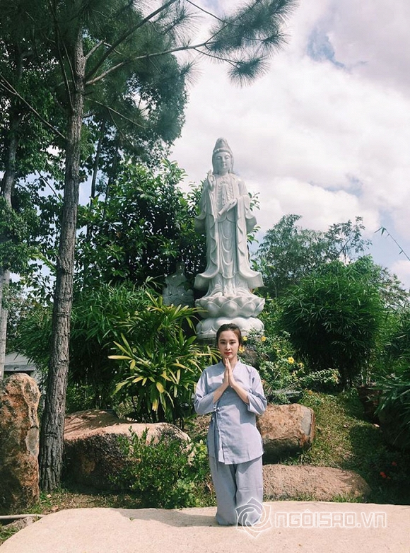 Angela Phương Trinh,Angela Phương Trinh kín đáo,Angela Phương Trinh đi lễ chùa
