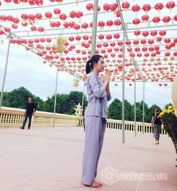 Angela Phương Trinh,Angela Phương Trinh kín đáo,Angela Phương Trinh đi lễ chùa