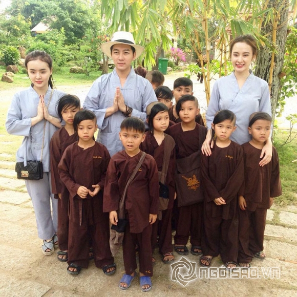Angela Phương Trinh,Angela Phương Trinh kín đáo,Angela Phương Trinh đi lễ chùa