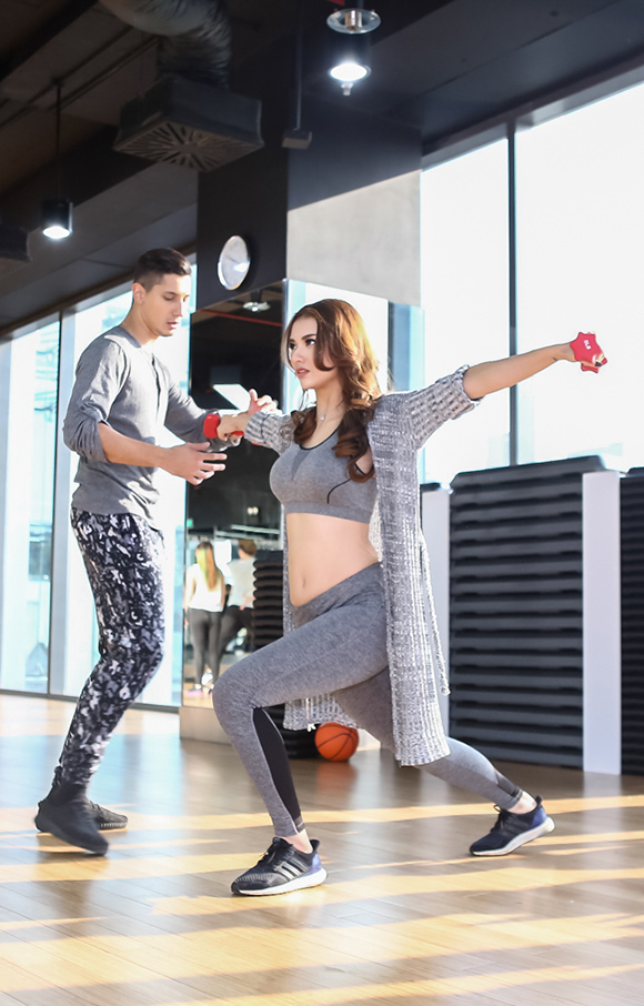 Hồng Quế, Hồng Quế khoe eo thon, Hồng Quế tình tứ với trai Tây trên sàn tập