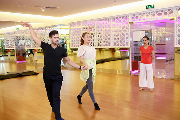 Hồng Quế, Hồng Quế khoe eo thon, Hồng Quế tình tứ với trai Tây trên sàn tập