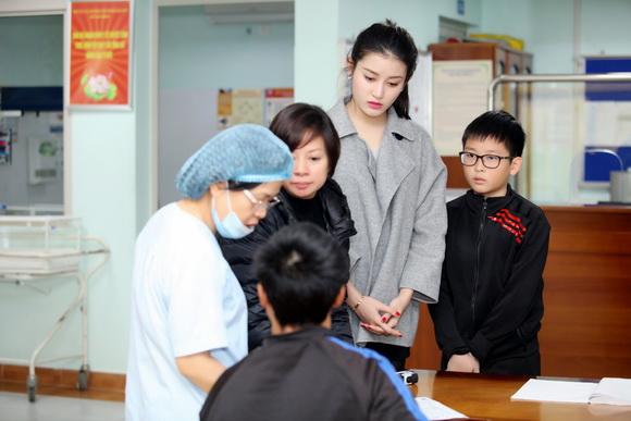 Á hậu huyền my,hoa hậu việt nam 2014,huyền my xúc động đi từ thiện