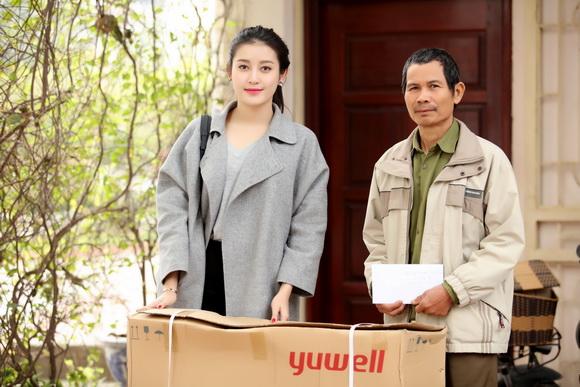 Á hậu huyền my,hoa hậu việt nam 2014,huyền my xúc động đi từ thiện