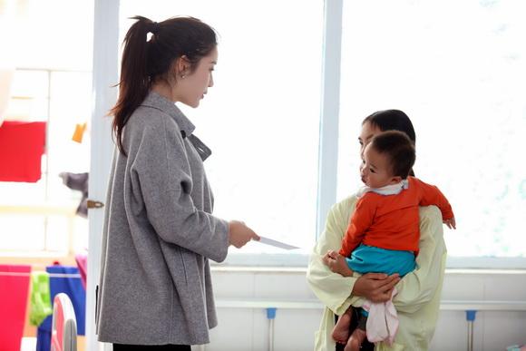 Á hậu huyền my,hoa hậu việt nam 2014,huyền my xúc động đi từ thiện