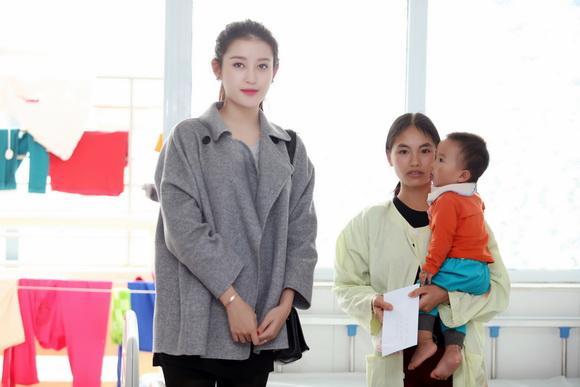 Á hậu huyền my,hoa hậu việt nam 2014,huyền my xúc động đi từ thiện
