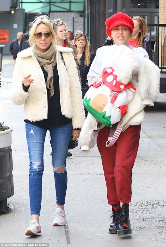 Miley Cyrus,Miley Cyrus khoe vòng một lấp ló,Miley Cyrus đi mua sắm cùng mẹ