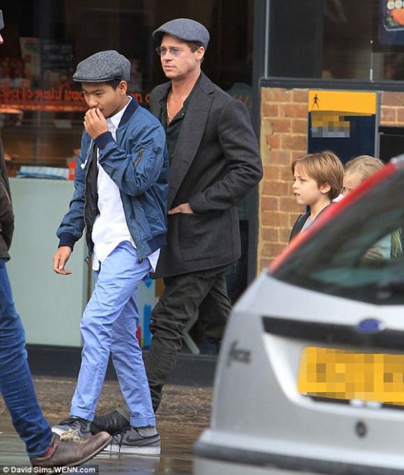 Brad Pitt,Brad Pitt lịch lãm,Brad Pitt dạo phố cùng các con