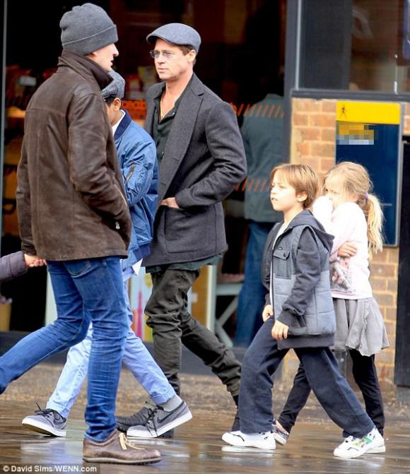 Brad Pitt,Brad Pitt lịch lãm,Brad Pitt dạo phố cùng các con