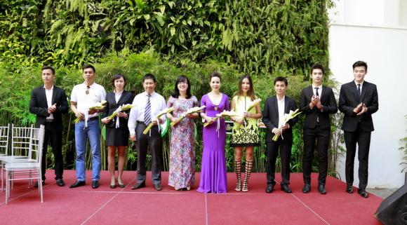 Doanh nhân Kim Chi, Lan Khuê, Sao Việt