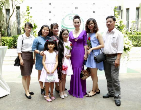 Doanh nhân Kim Chi, Lan Khuê, Sao Việt