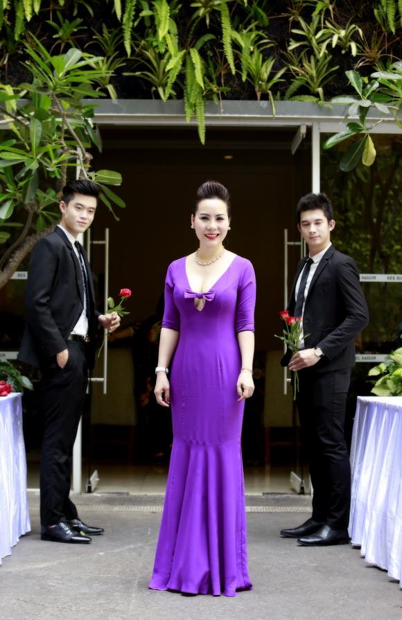 Doanh nhân Kim Chi, Lan Khuê, Sao Việt