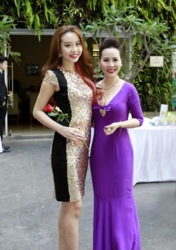 Doanh nhân Kim Chi, Lan Khuê, Sao Việt