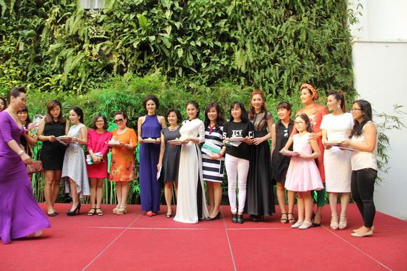 Nhà báo và nghệ sĩ Việt, Đẹp và Tài Năng, Tôn vinh vẻ đẹp phụ nữ