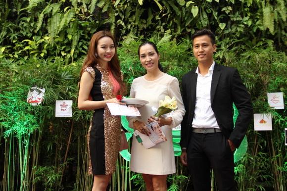 Nhà báo và nghệ sĩ Việt, Đẹp và Tài Năng, Tôn vinh vẻ đẹp phụ nữ