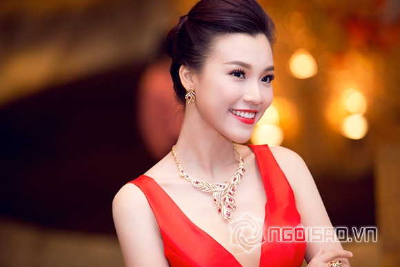 Hoàng Oanh, Á hậu Hoàng Oanh, Á hậu Hoàng Oanh đeo trang sức hơn 300 triệu 