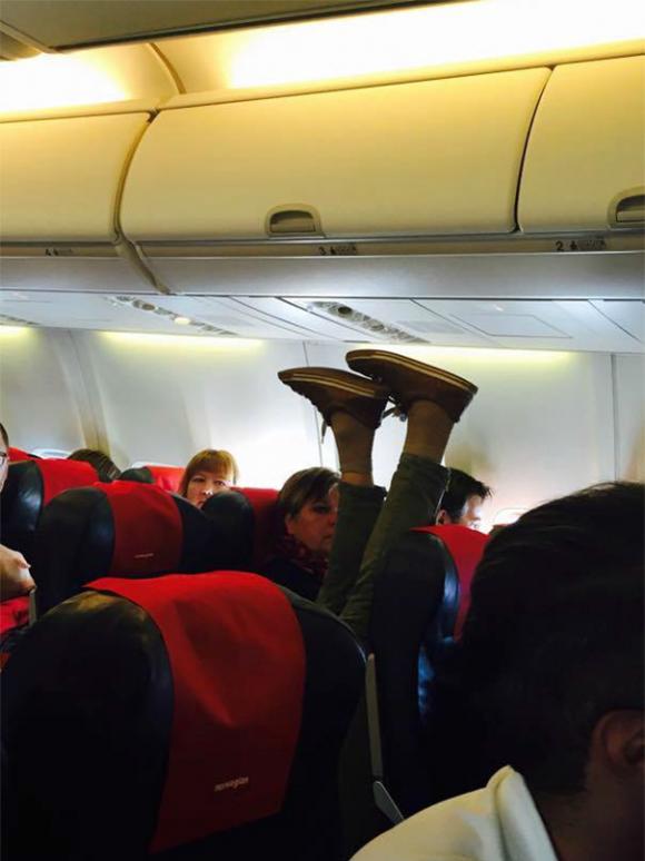 hành động xấu trên máy bay, hình ảnh mất lịch sự khi đi máy bay, hành khách thiếu ý thức trên tàu bay