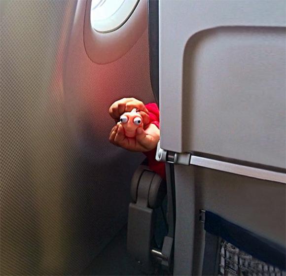 hành động xấu trên máy bay, hình ảnh mất lịch sự khi đi máy bay, hành khách thiếu ý thức trên tàu bay