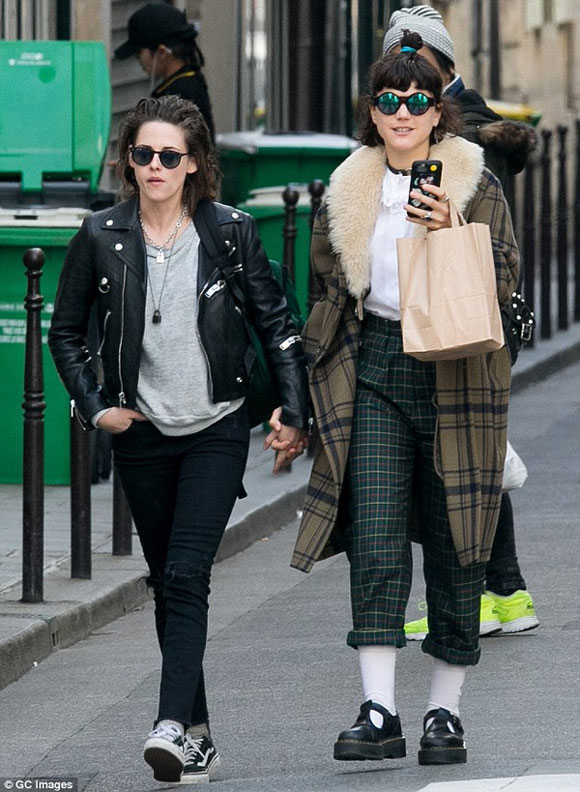 Kristen Stewart,bạn gái của Kristen Stewart,bạn gái Kristen Stewart dùng ngón tay thối